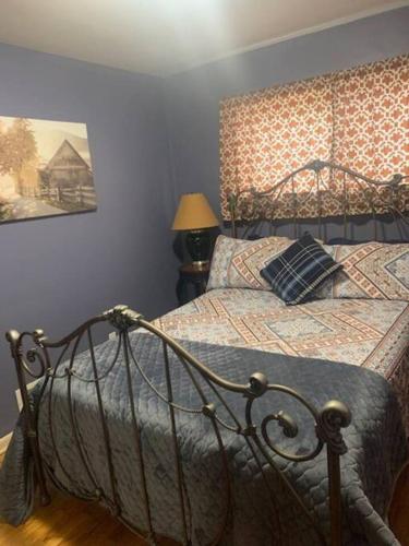 - une chambre avec un lit doté d'une couette dans l'établissement Quiet home three bedroom home in peaceful neighborhood, à Saginaw