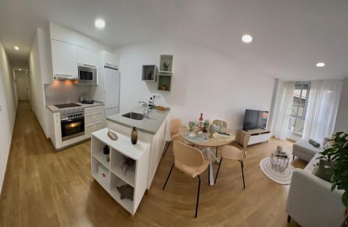 cocina y sala de estar con mesa y comedor en Canteras Suite Gran Canaria, en Las Palmas de Gran Canaria