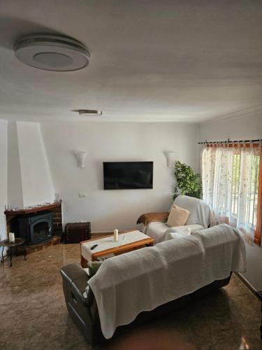 uma sala de estar com um sofá e uma televisão em Casa Heli 2 em Port d'Alcudia