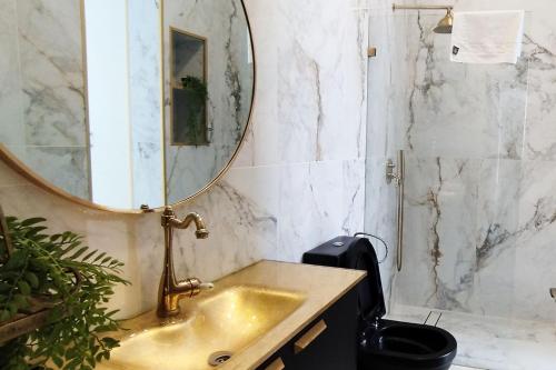 uma casa de banho com um lavatório e um espelho em YalaRent Seasons 4 bedroom apartment with jacuzzi em Eilat