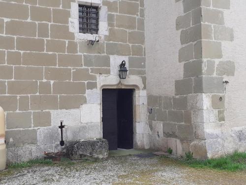 una puerta en el lateral de un edificio de ladrillo en Château De Montpon - Grand logement, en Saint-Sylvestre