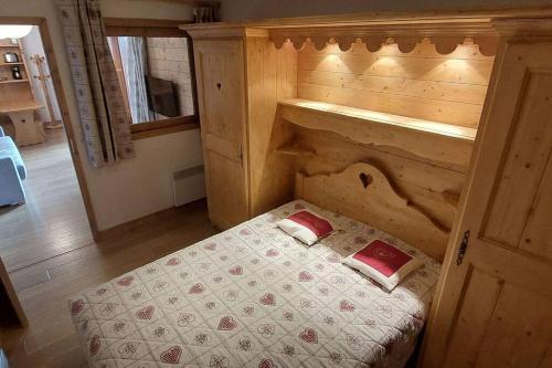 a bedroom with a bed in a wooden room at Paradiski bel appartement rénové plan peisey in Peisey-Nancroix