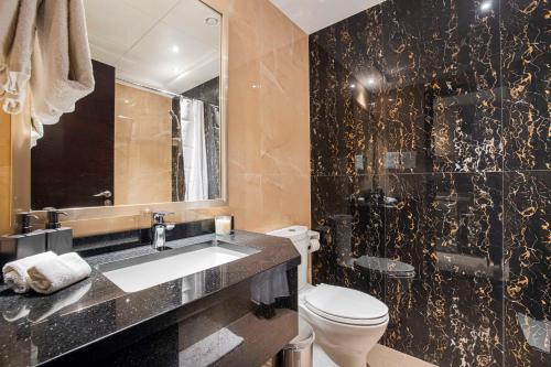 Koupelna v ubytování Opulent Studio Stay at Elite Downtown Residence
