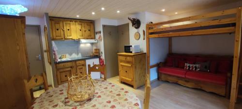 een slaapkamer met een stapelbed en een keuken bij Appartement La Foux d'Allos 4 pers vue station et pistes in Allos