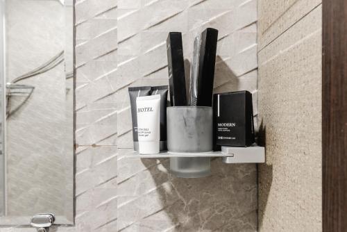 阿拉木圖的住宿－ЖК Теремки，浴室设有化妆品和镜子的架子