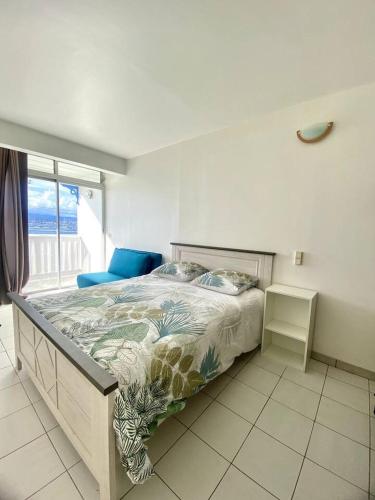 1 dormitorio con cama y ventana en Apt T1,bien situé Anse Mitan Trois Ilets en Les Trois-Îlets