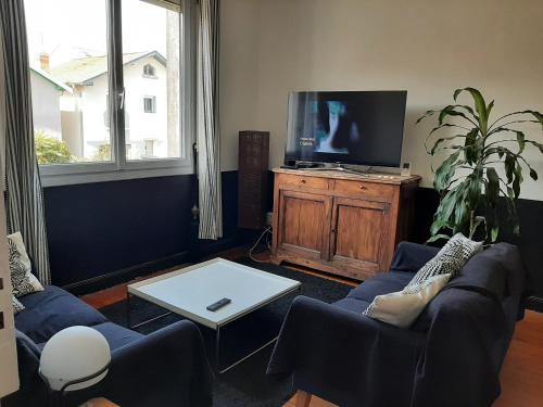 TV a/nebo společenská místnost v ubytování Le 16