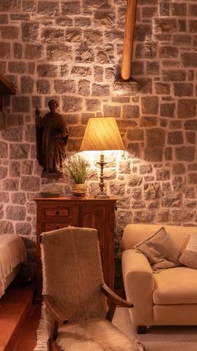 a room with a statue and a chair and a lamp at Quinta das Murgas in Bucelas