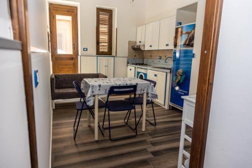 uma cozinha com mesa e cadeiras num quarto em La Casa di Anna em Bagheria