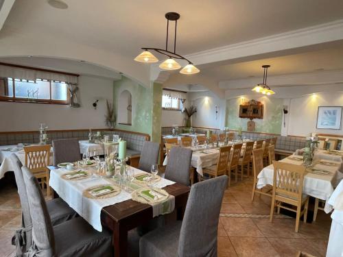 a dining room with tables and chairs in a restaurant at Gasthof Pension Perauer in Lieserhofen