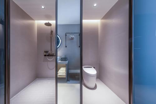 Un baño de Gongxili - Xige Hotel ---8mins walk from Tonghuimen metro station, near Tianfu square, close by culture park and Sichuan opera house, English speaking service,speaking service, local tours