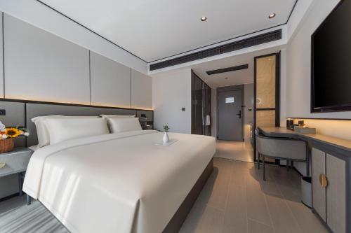 Cama o camas de una habitación en Gongxili - Xige Hotel ---8mins walk from Tonghuimen metro station, near Tianfu square, close by culture park and Sichuan opera house, English speaking service,speaking service, local tours