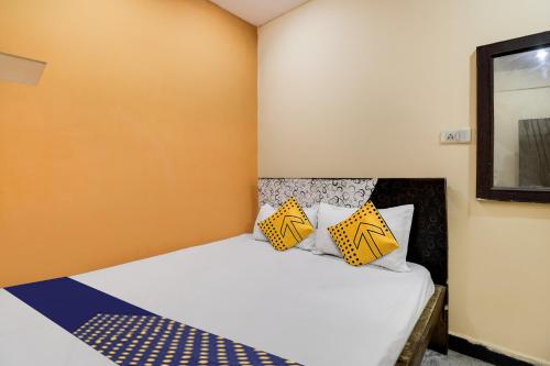 Postel nebo postele na pokoji v ubytování SPOT ON Hotel Sai Ashirwad Residency
