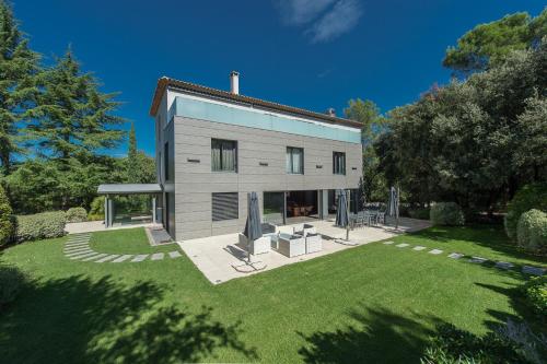 Κήπος έξω από το Domaine Rampale