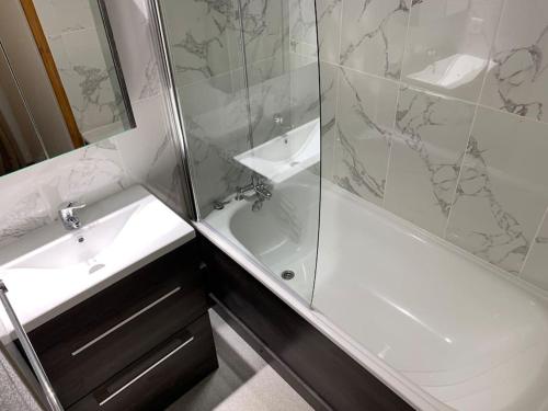 een badkamer met een douche, een wastafel en een toilet bij Paradiski ski au pied vallandry in Landry