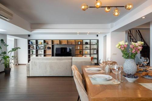 Superb Views 3BR Duplex - 4 Balconies + Parking