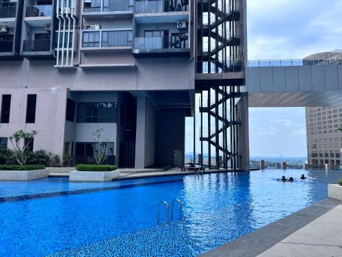 - une piscine au milieu d'un bâtiment dans l'établissement Imperio Residence Melaka by Dream View, à Malacca