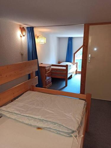 - une chambre avec un lit et une chambre avec un miroir dans l'établissement Paradiski ski au pied vallandry, à Landry