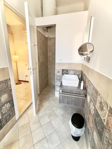La salle de bains est pourvue d'un lavabo et de toilettes. dans l'établissement Lungarno Suite, à Pise