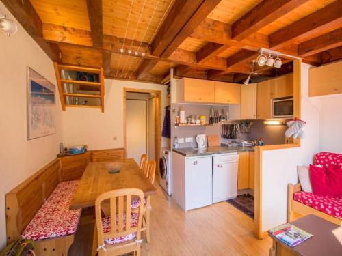 une cuisine et une salle à manger avec une table dans une pièce dans l'établissement Paradiski ski au pied vallandry, à Landry