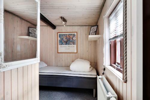 een kleine kamer met een bed in een tiny house bij Frankerupvej 135, 4200 Slagelse in Slagelse