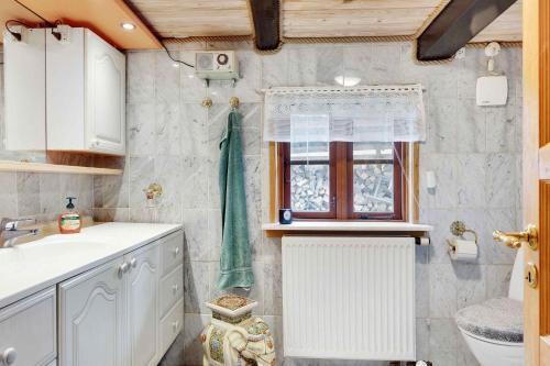een badkamer met een wastafel en een raam bij Frankerupvej 135, 4200 Slagelse in Slagelse