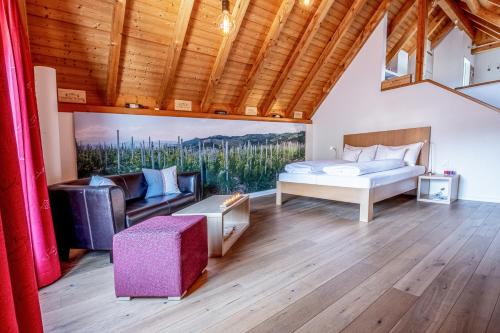 a bedroom with a bed and a couch at Hirschen Erlinsbach Swiss Quality in Erlinsbach
