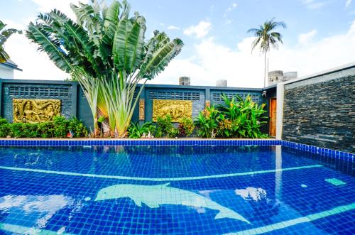 查汶的住宿－NID別墅酒店，度假村别墅内的游泳池