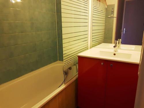 a bathroom with a sink and a bath tub and a sink at Paradiski ski au pied vallandry in Landry