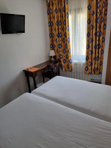  Hotel Cims Pas de La Casa -  Room  picture :   Bath    TV    Hairdryer                           