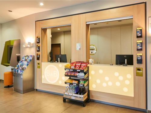 TV a/nebo společenská místnost v ubytování B&B HOTEL Frankfurt-Hbf