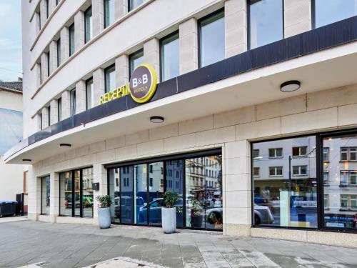 una tienda frente a un edificio con ventanas en B&B HOTEL Frankfurt-Hbf, en Frankfurt