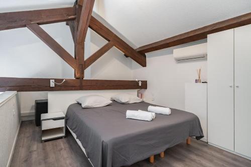een slaapkamer met een bed met twee handdoeken erop bij Hypercentre 5mn, Palais, Plages, Croisette, Suquet - AY in Cannes