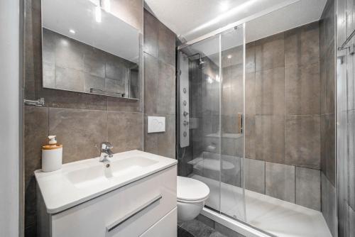une salle de bain avec un lavabo, des toilettes et une douche dans l'établissement Hypercentre - Palais - Croisette - Suquet - AY, à Cannes