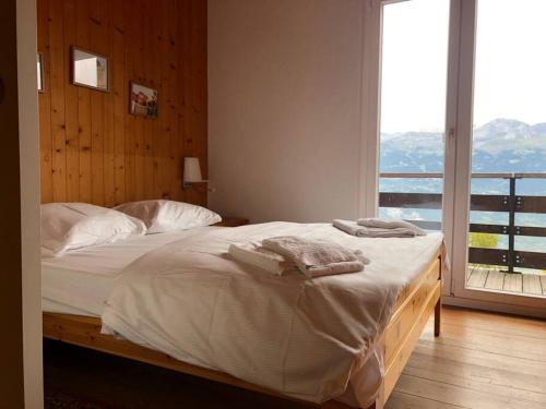 ChalaisにあるChalet avec vue imprenable et au calmeのベッドルーム1室(大型ベッド1台、タオル付)