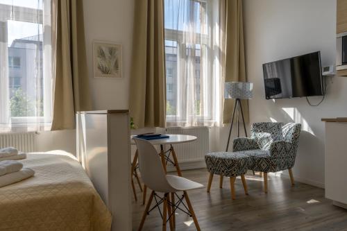 Кровать или кровати в номере Glam Downtown Apartments