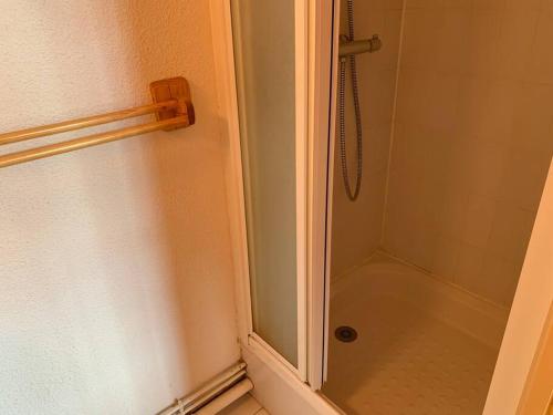 a shower with a glass door next to a shower at Paradiski proche vanoise express plan peisey in Peisey-Nancroix