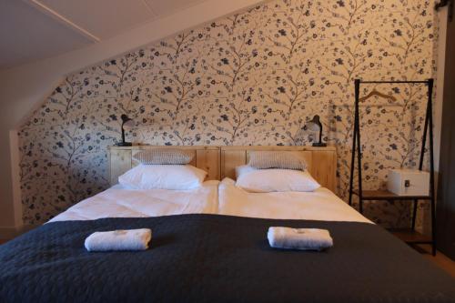 um quarto com uma cama com duas toalhas em Porcus Campus em Aarle-Rixtel