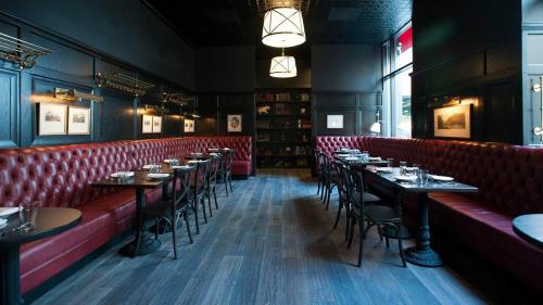 een eetkamer met tafels en stoelen in een restaurant bij Hotel Zetta San Francisco in San Francisco