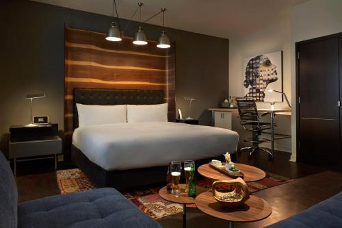 舊金山的住宿－Hotel Zetta San Francisco，酒店客房,配有一张床铺和一张桌子,并提供饮料