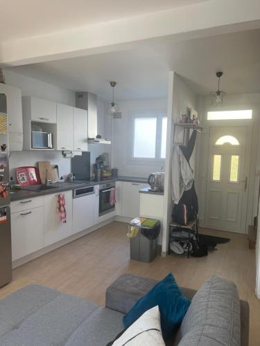 Kuchyňa alebo kuchynka v ubytovaní Maison familiale, quartier calme