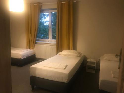 mały pokój z 2 łóżkami i oknem w obiekcie Pokoje gościnne na Miłej w mieście Kochlice