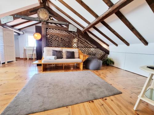 - un salon avec un canapé et un tapis dans l'établissement FeelCoimbra Mondego Views, à Coimbra