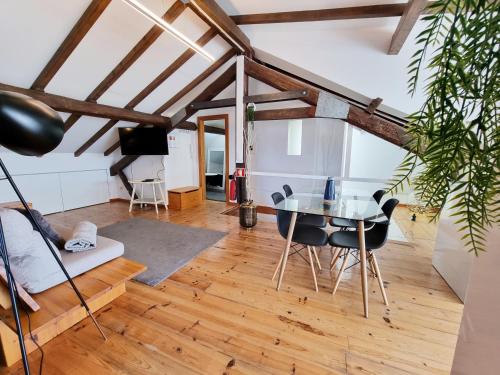 sala de estar con mesa de cristal y sillas en FeelCoimbra Mondego Views, en Coímbra