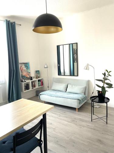 un salon avec un lit et une table dans l'établissement Charmant T2 Saint Raphael centre historique, à Saint-Raphaël