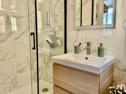 une salle de bain avec un lavabo et une douche dans l'établissement Charmant T2 Saint Raphael centre historique, à Saint-Raphaël