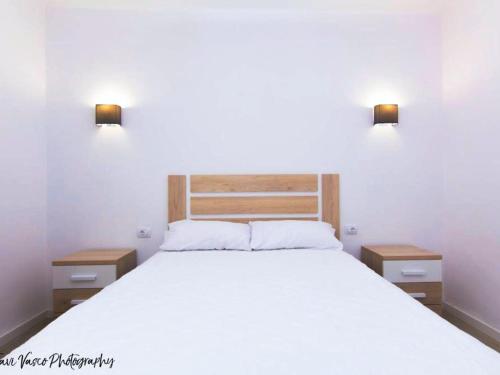 1 dormitorio con 1 cama blanca grande y 2 luces en Live Puertito Mar Y Muelle, en Puertito de Güímar