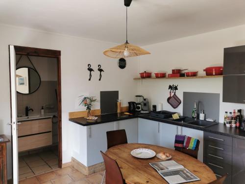 kuchnia z drewnianym stołem i jadalnią w obiekcie La Petite Maison w mieście Arles