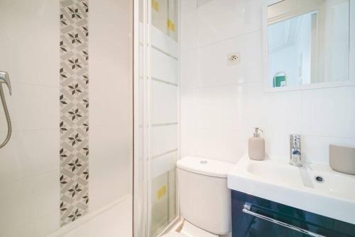 une salle de bain avec toilettes, lavabo et douche dans l'établissement Apartment proche Vaugirard - Sauge - II, à Paris