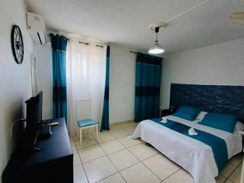 Postel nebo postele na pokoji v ubytování COQUET F2 CLIMATISE AVEC PISCINE AU LAMENTIN